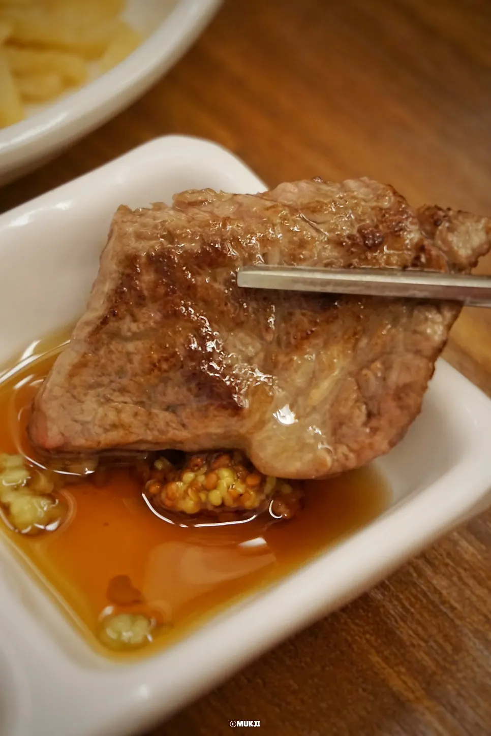 쌈에 올린 한우 구이