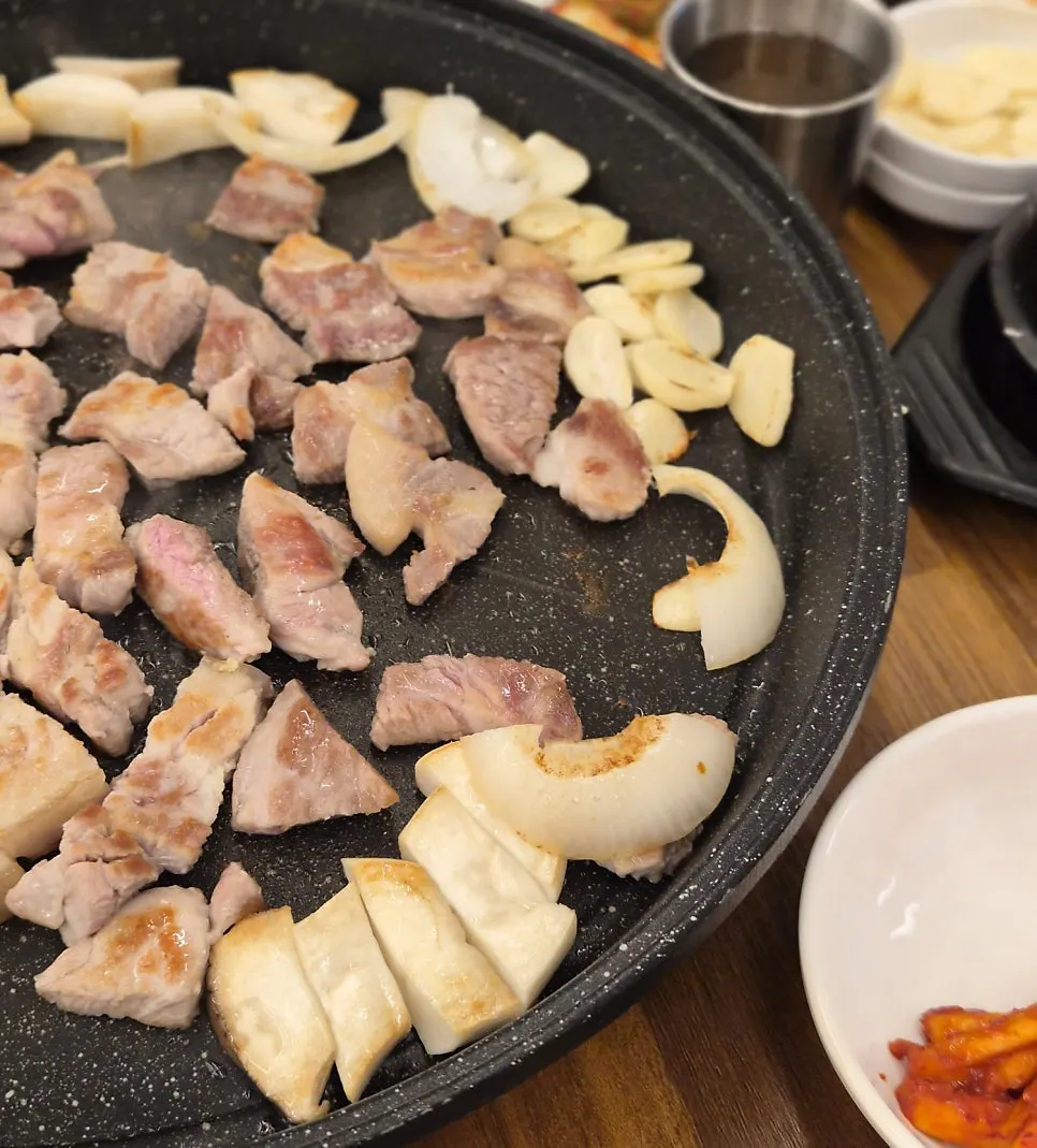 Pork belly on the round concave grill plate