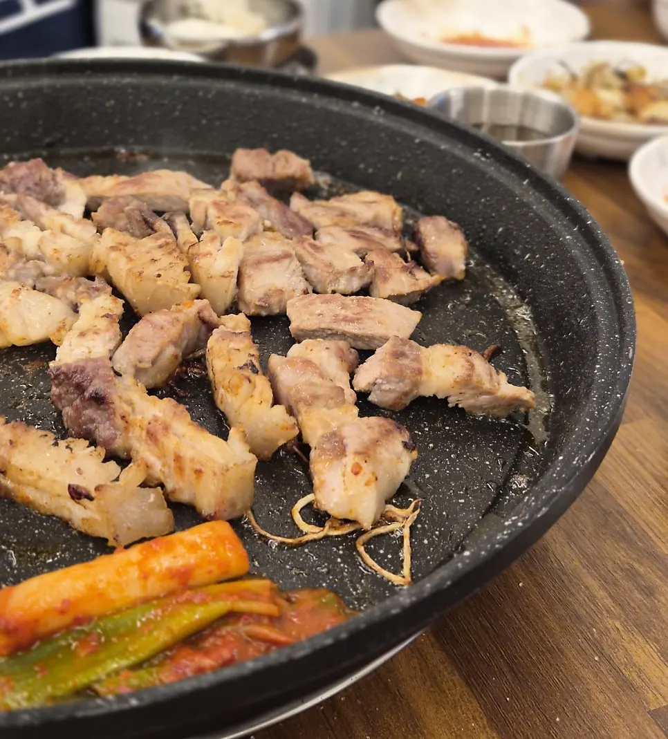 Meat grilled together with green onion kimchi
