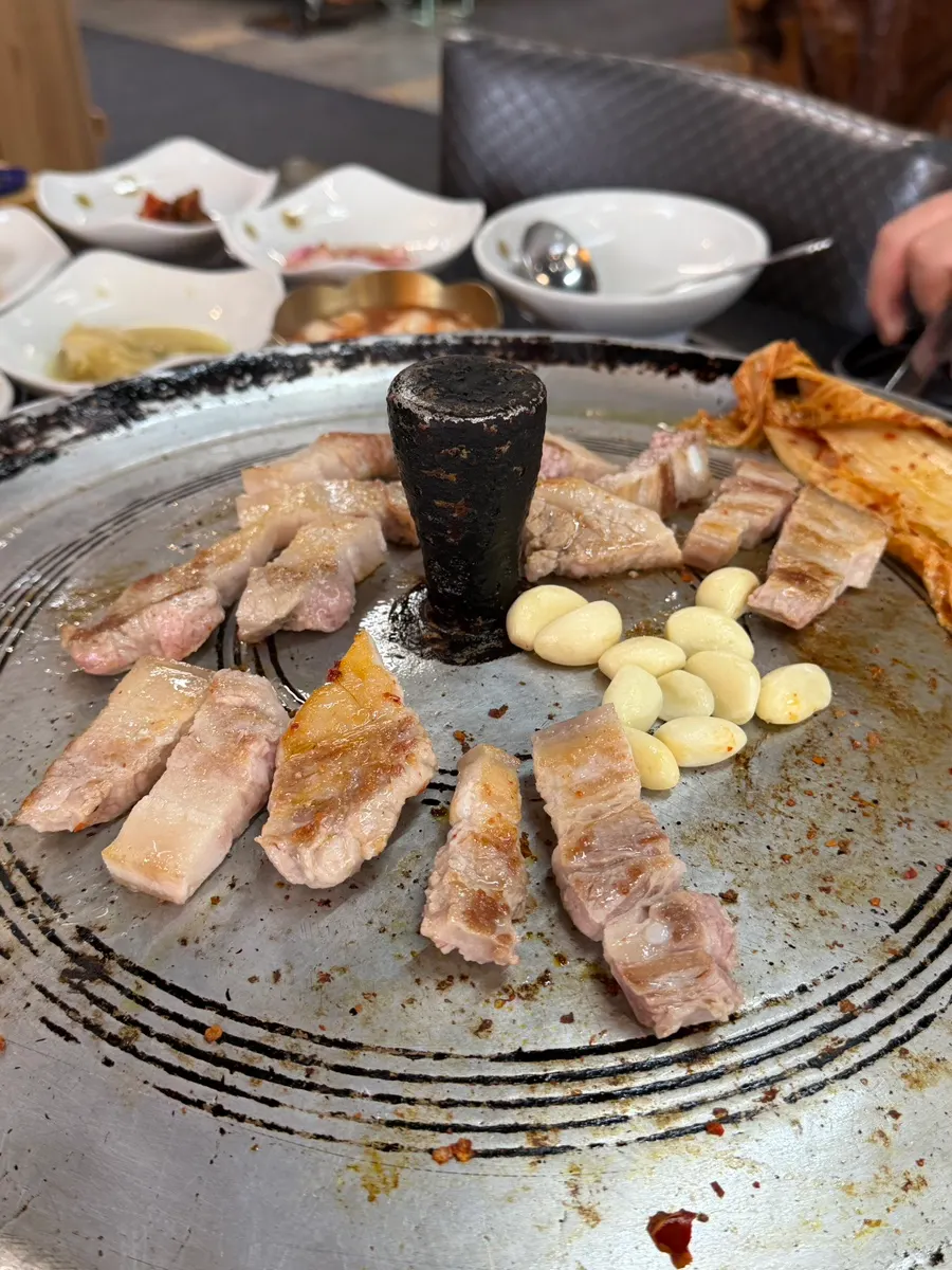 Seasoned wild greens eaten together with pork belly