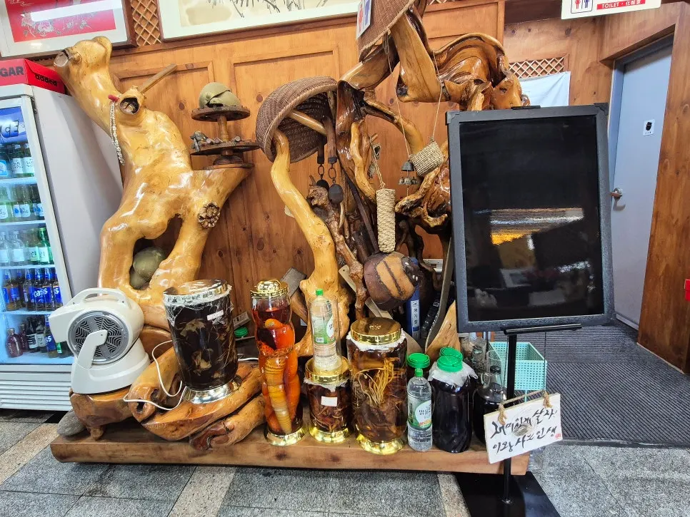 Interior decorated with countryside-house-style props and homemade liquor jars