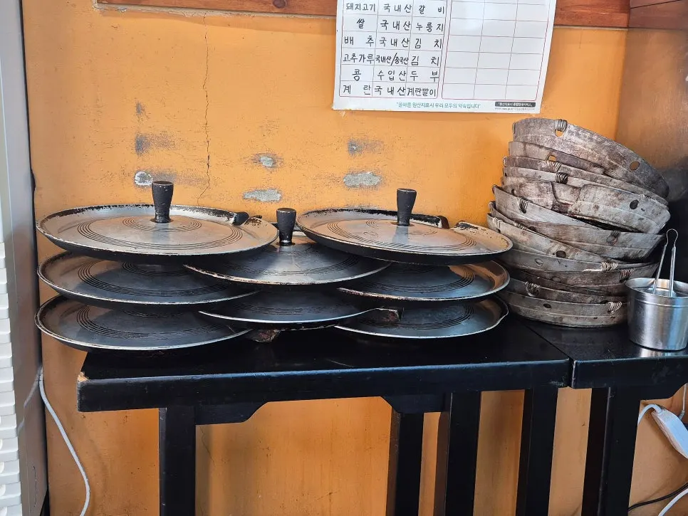 Cast-iron lid grill ready for guests
