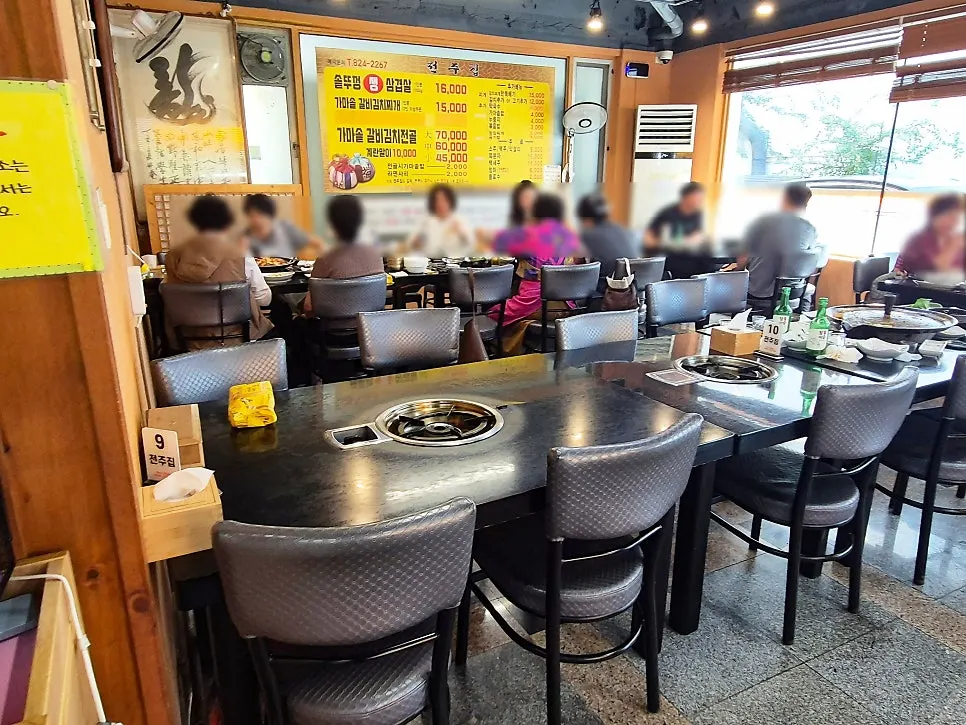 T-shaped seating hall at Jeonju House