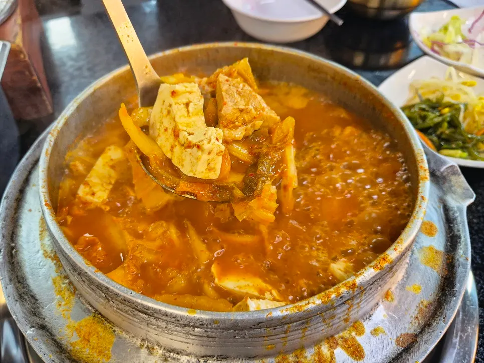 Left-side seat given to kimchi stew guests at lunchtime
