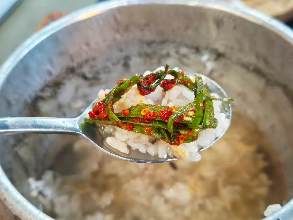 Rice crust made from the pot rice served with seasoned chives