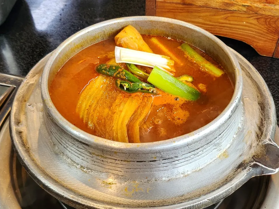 개별 화구에서 끓는 갈비김치찌개