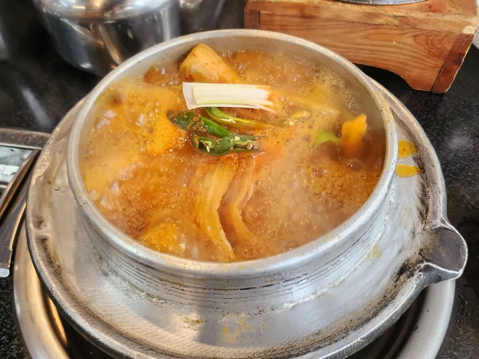 고기가 넉넉히 들어간 갈비김치찌개 국물