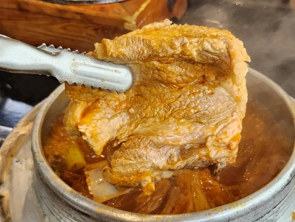 국자로 떠올린 갈비김치찌개 건더기