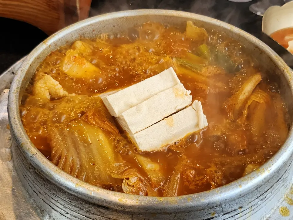 밥과 함께 먹는 갈비김치찌개 한 숟갈