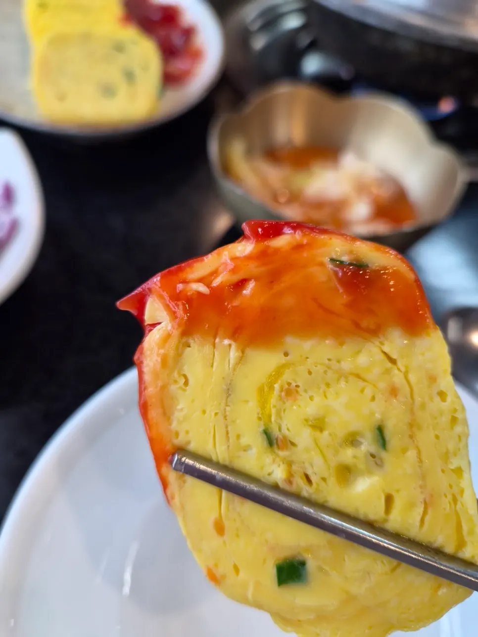 김치찌개와 솥밥, 계란말이가 함께 놓인 한 상