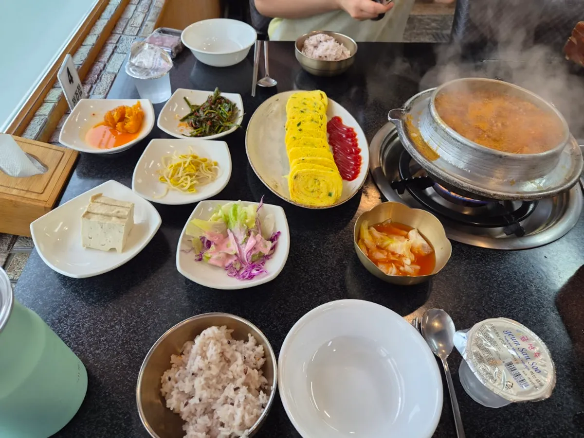 전주하우스 김치찌개 한 끼 마무리 상차림