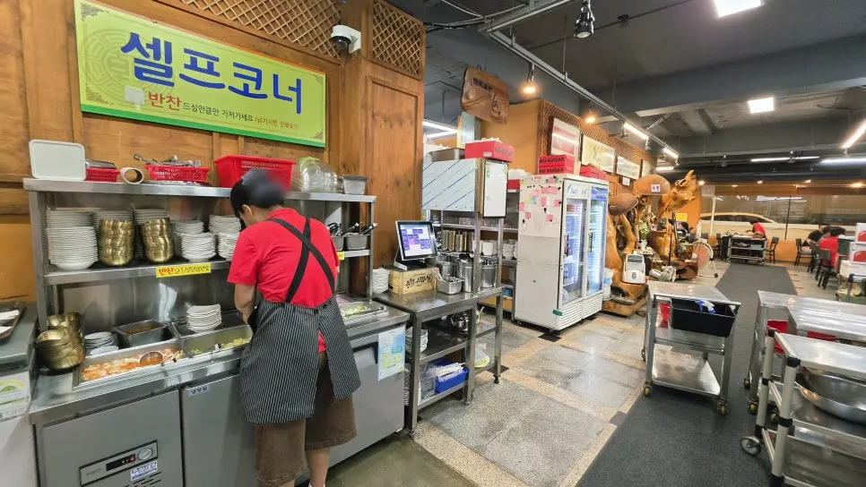통에 담기는 직접 담근 김치