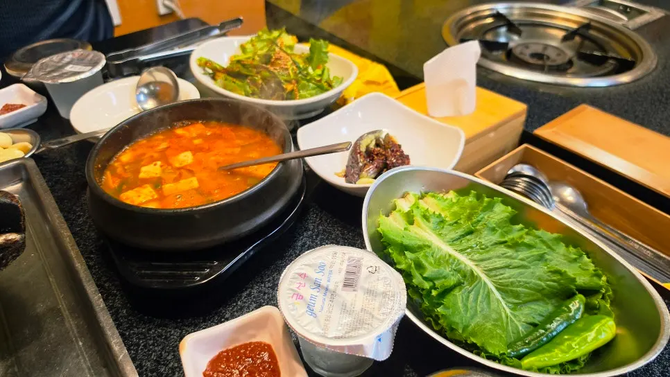 솥뚜껑 생삼겹살과 갈비김치찌개 메뉴 안내