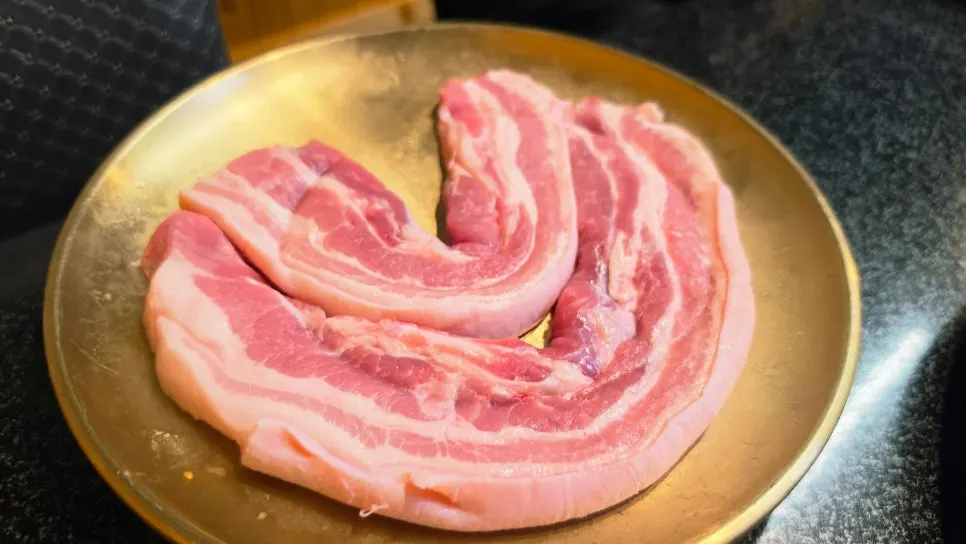 푸짐하게 차려진 기본 반찬 한 상