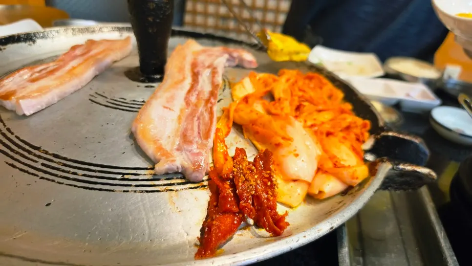 삼겹살과 함께 구워지는 김치
