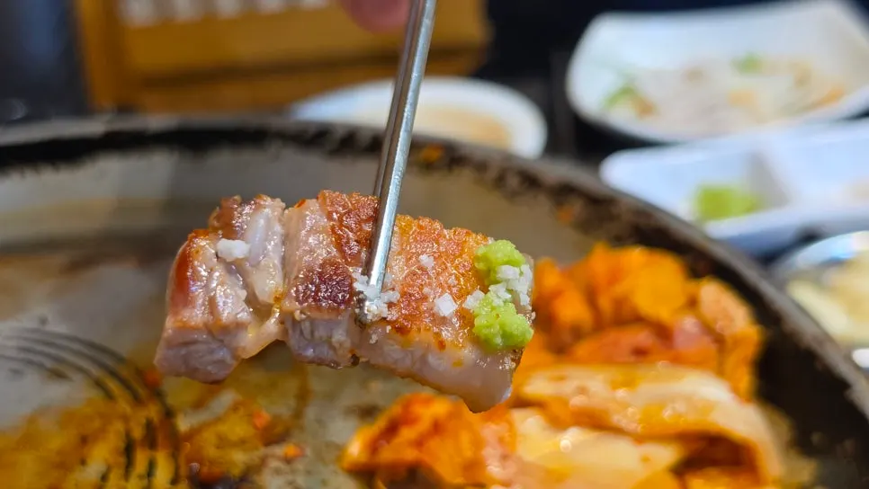 노릇하게 익은 삼겹살과 구운 김치