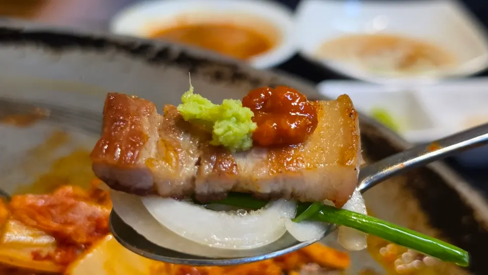 된장찌개와 공기밥을 곁들인 상차림