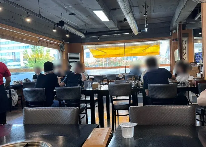 매장 옆에 줄지어 놓인 장독대