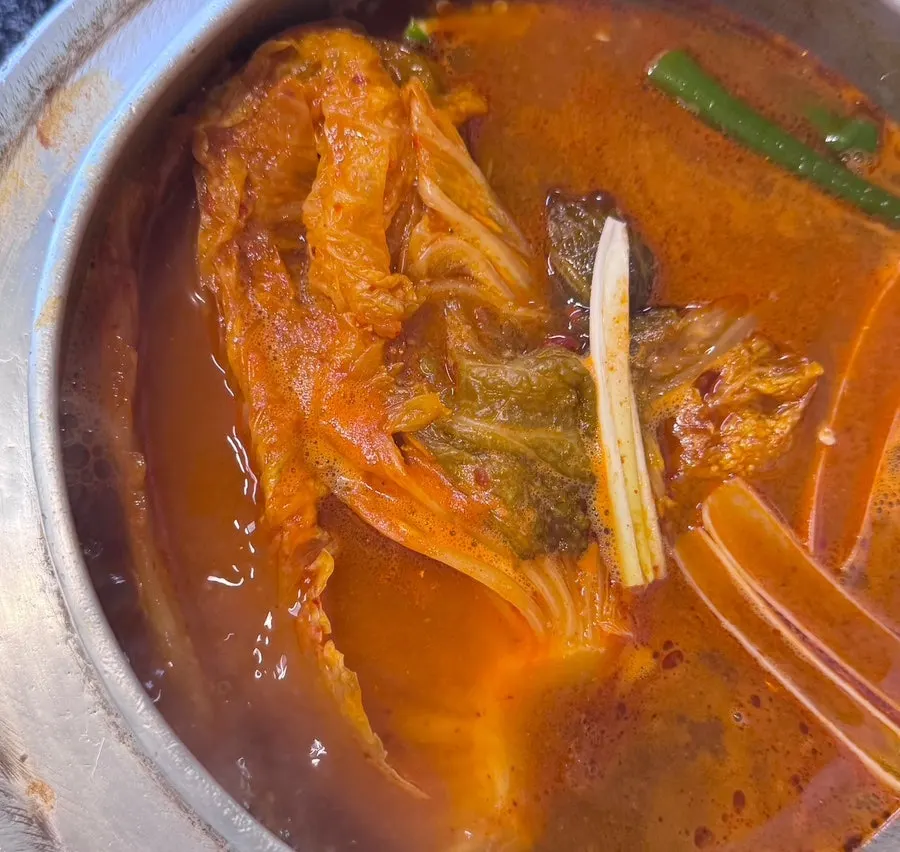 보글보글 끓는 묵은지 갈비 김치찌개