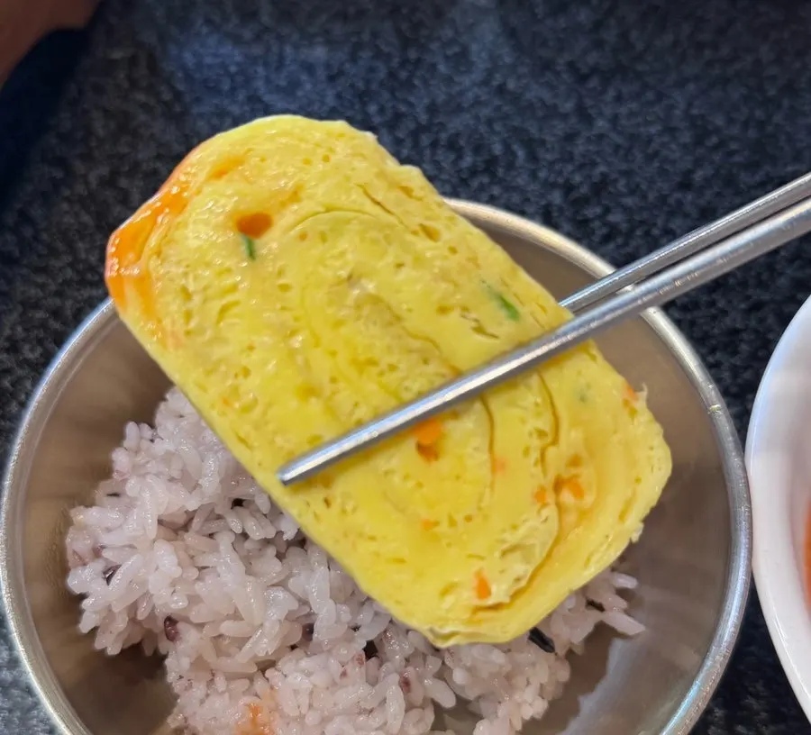 왕계란말이 한 조각과 밥