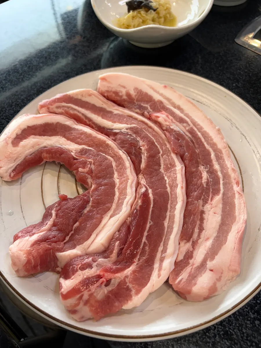 두툼하게 썰린 생삼겹살 4인분