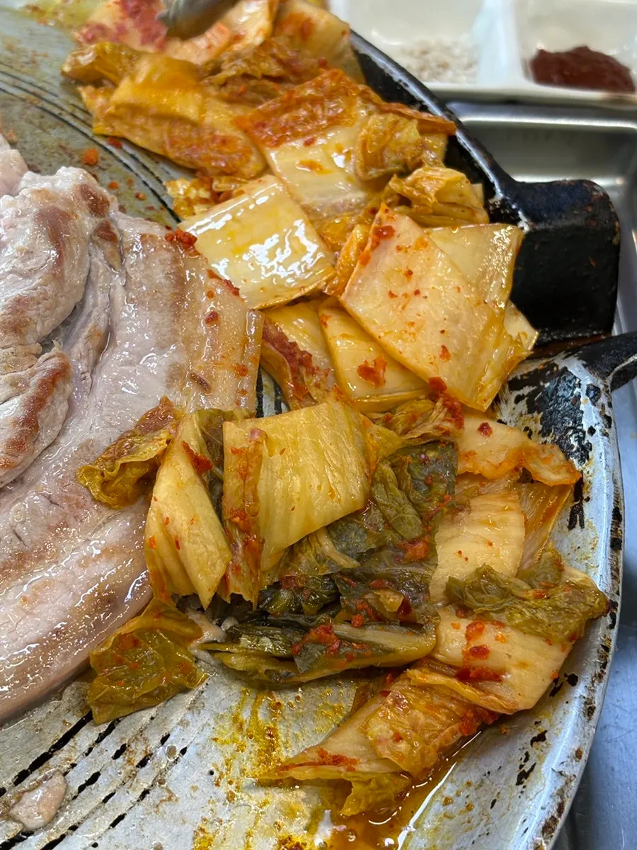노릇하게 구워진 솥뚜껑 생삼겹살