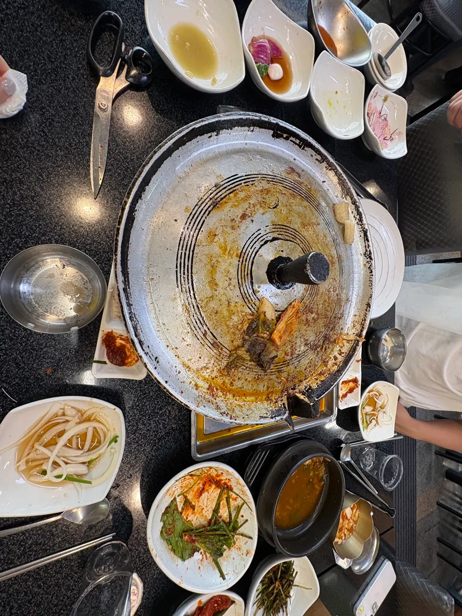 국물까지 비운 된장찌개 뚝배기