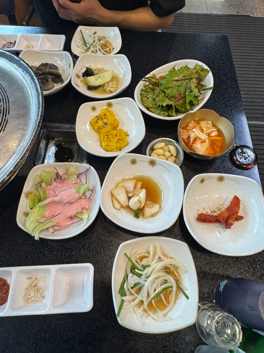 The basic 8-side rice table spread
