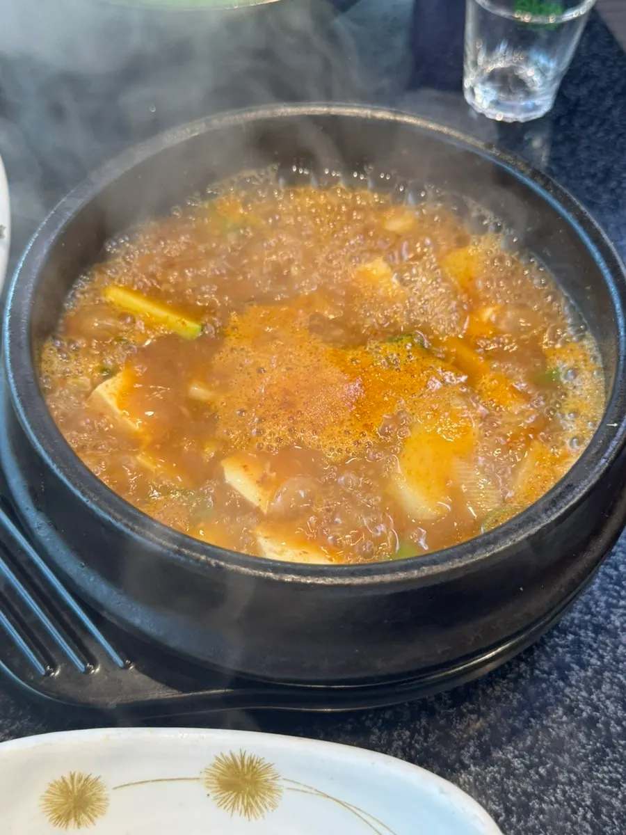A stone bowl of the ₩2,000 doenjang stew