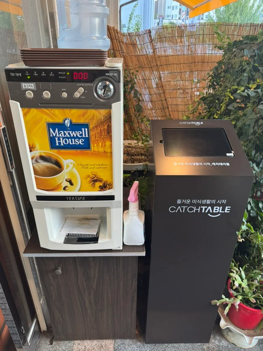Coffee station and CatchTable waiting kiosk by the entrance