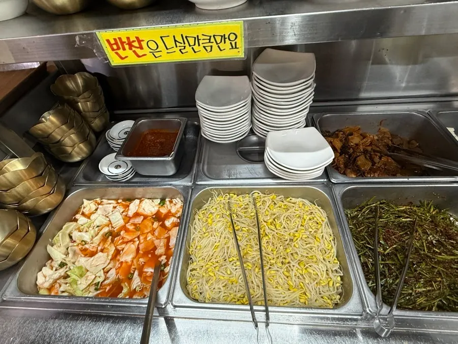 솥에 담겨 나온 돼지갈비김치찌개 2인분