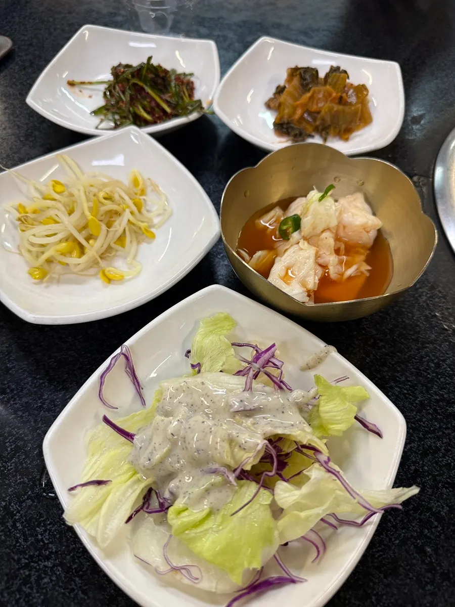 끓기 전 묵은지와 갈비가 가득한 김치찌개