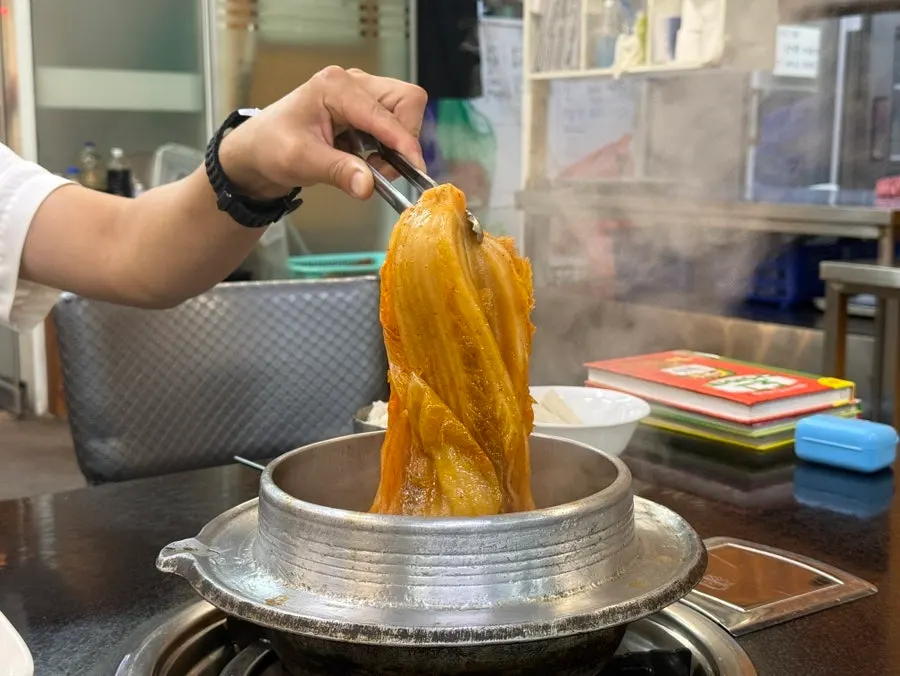 뚜껑을 연 솥밥의 찰진 밥
