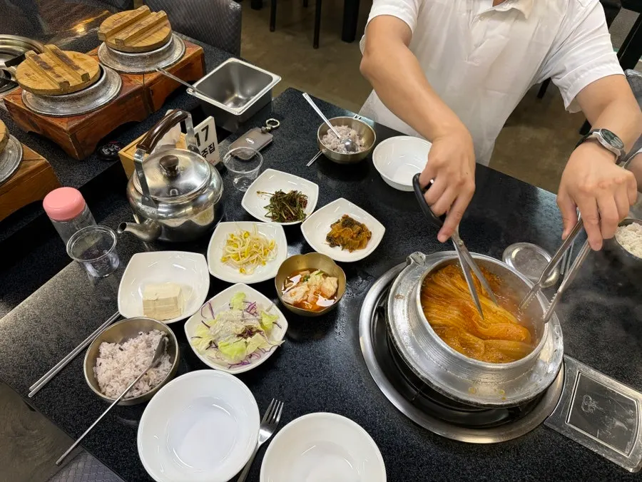 가위로 잘라 먹는 갈비김치찌개 고기