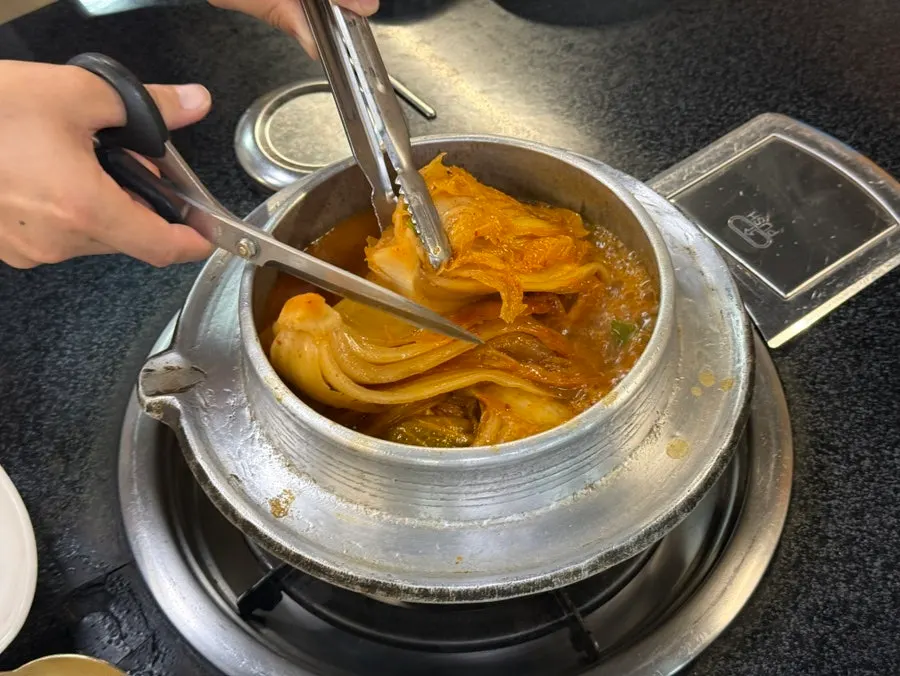 뼈에 붙은 돼지갈비 살을 발라낸 모습