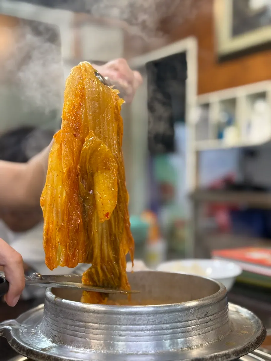 끓고 있는 돼지갈비김치찌개 클로즈업
