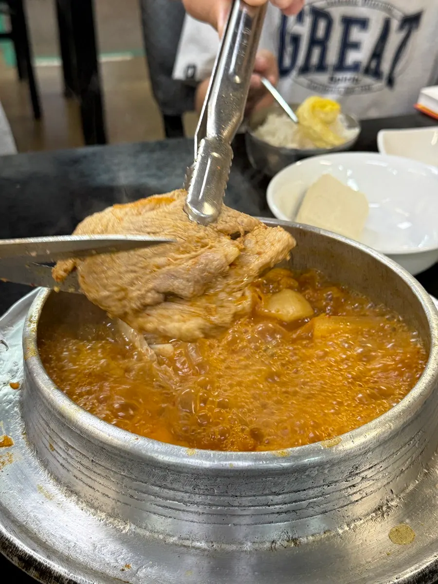 두부를 넣어 끓인 진한 김치찌개 국물