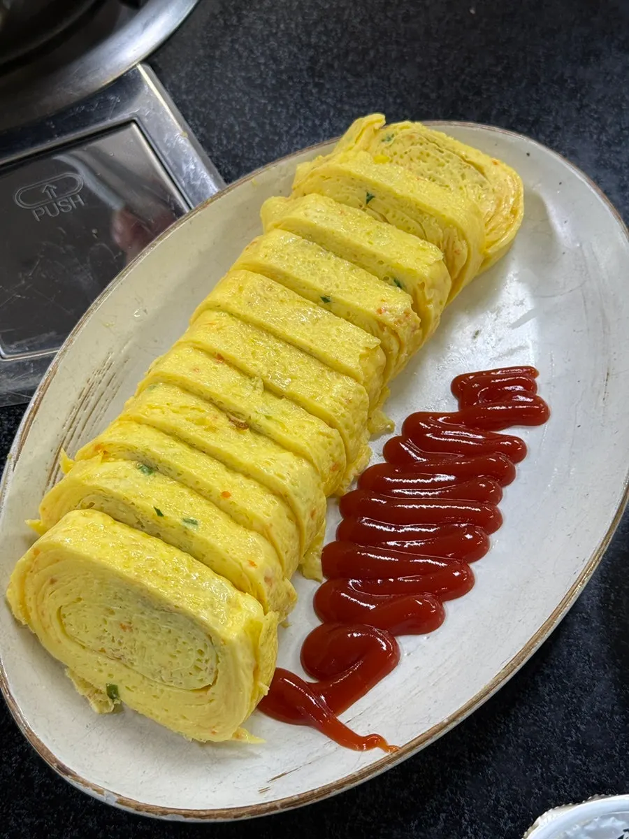 케첩과 함께 나온 두툼한 계란말이