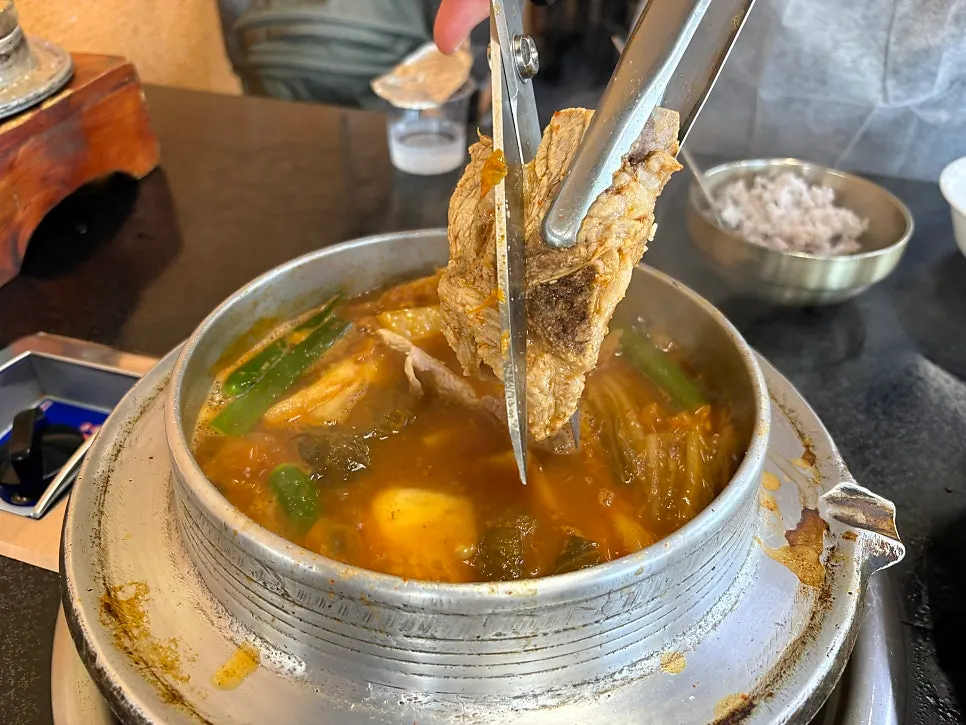 Eating well-aged kimchi together with rice