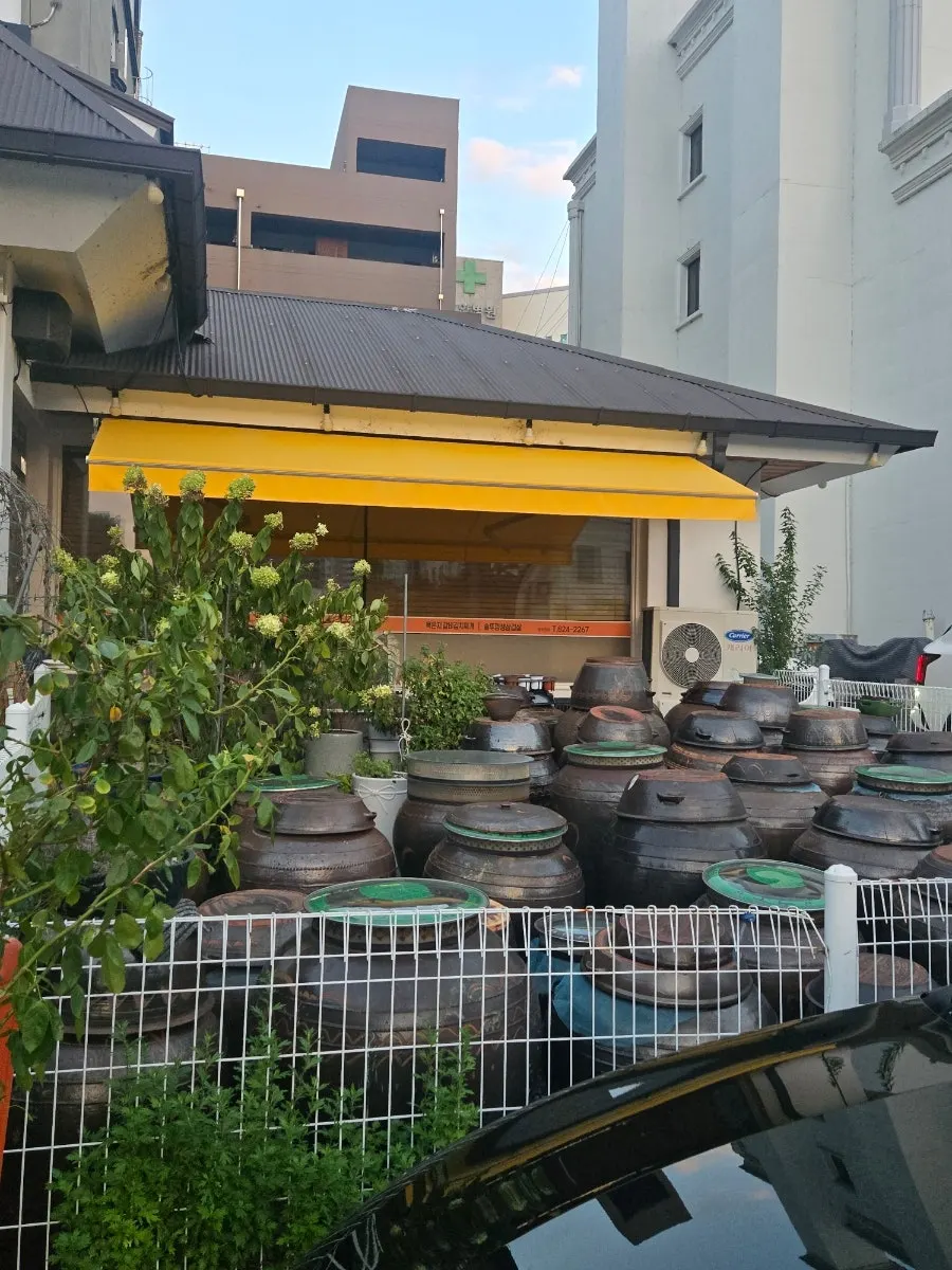 Front of Jeonju House with business hours posted