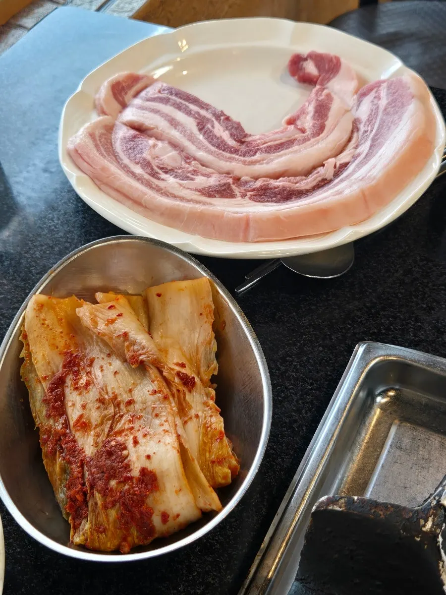 Cast-iron-lid pork belly eaten with side dishes