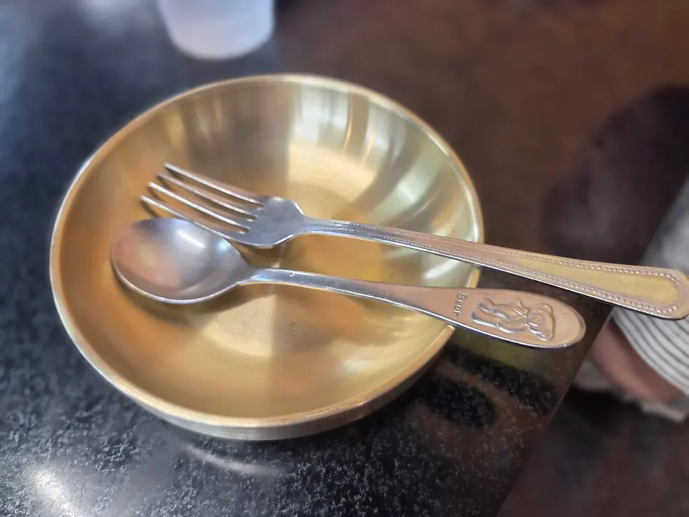 전주하우스 테이블에 차려진 기본 반찬