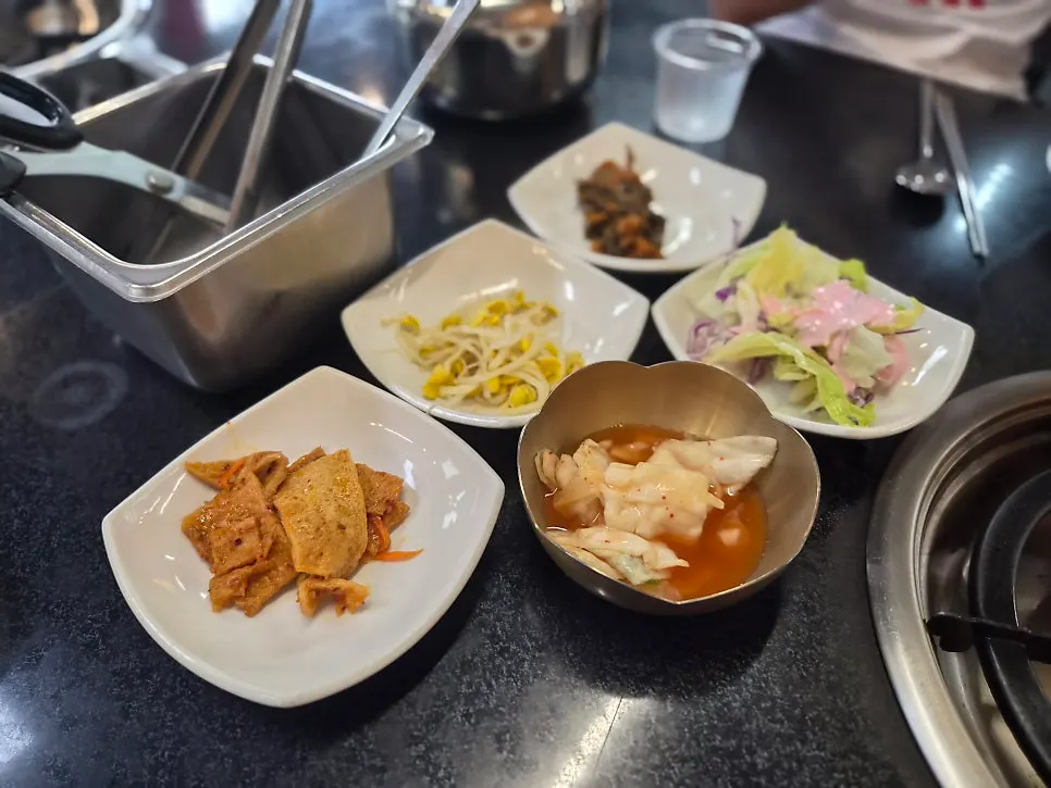셀프코너에서 가져온 반찬 접시