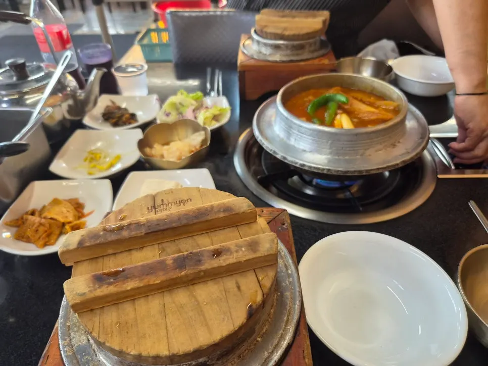 솥에 가득 담겨 나온 갈비김치찌개