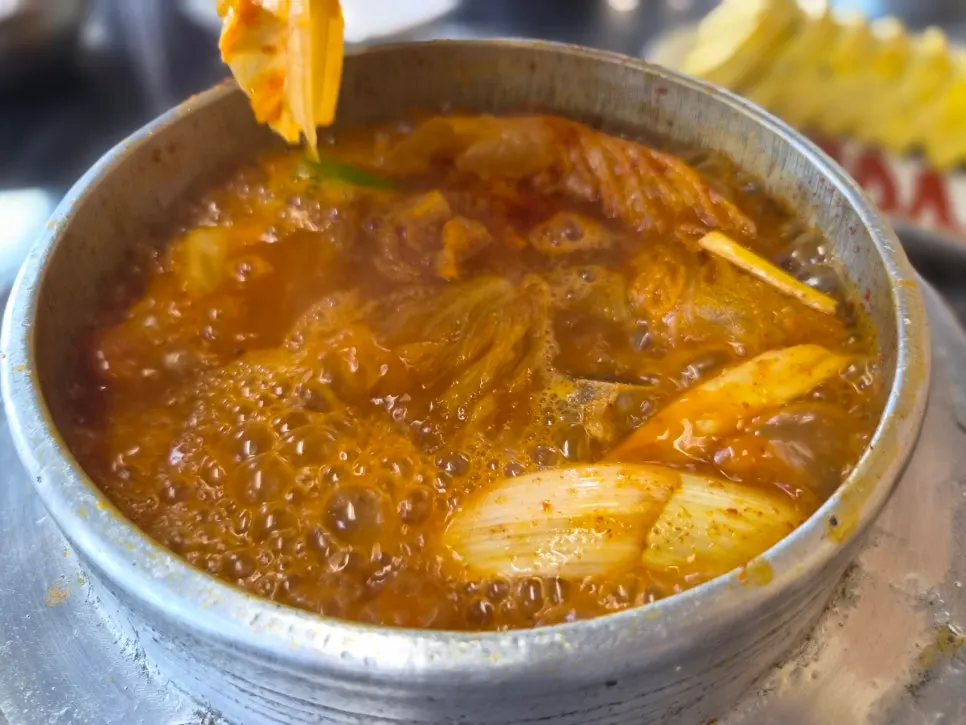 보글보글 끓고 있는 갈비김치찌개