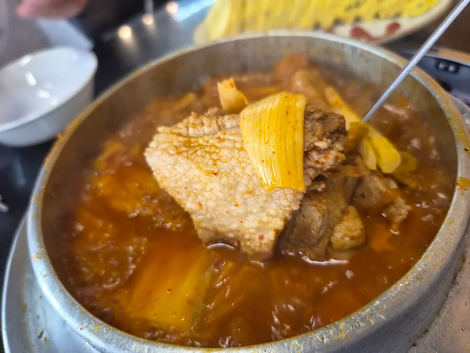 먹기 좋게 자른 갈비가 든 김치찌개