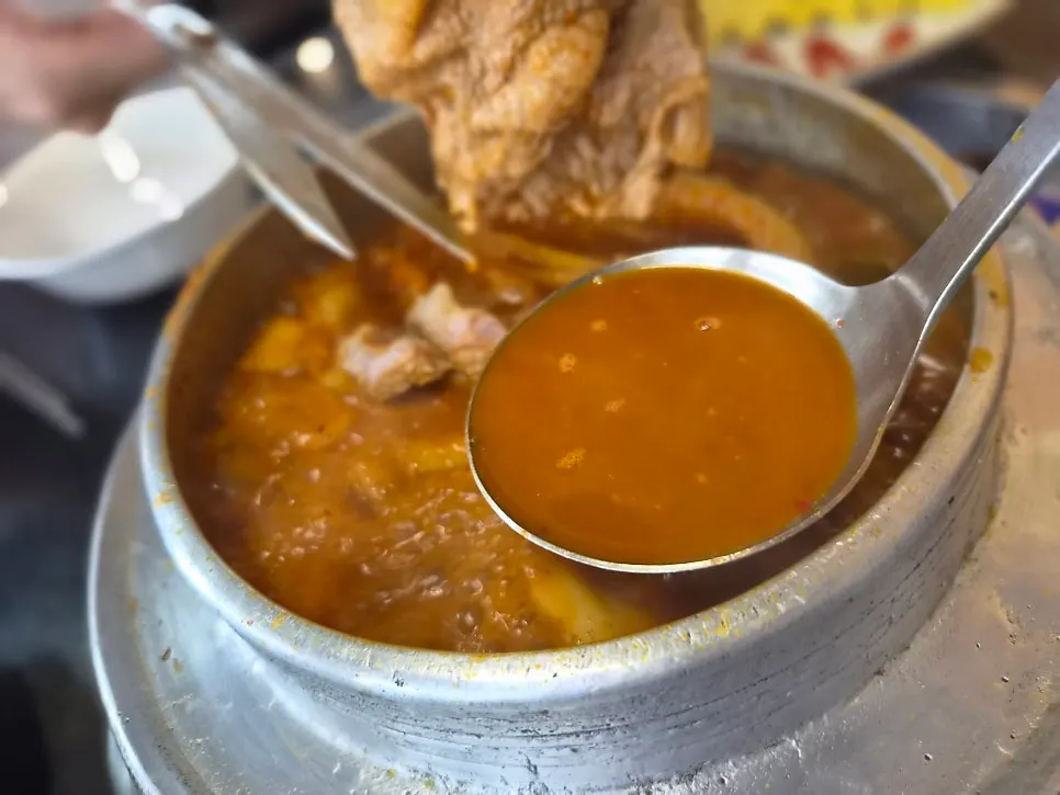 국물이 끓어오른 갈비김치찌개 솥