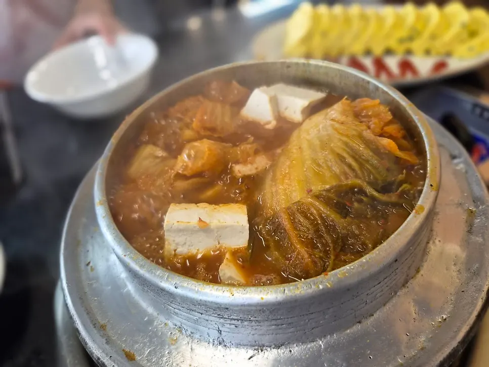 김치찌개 속 큼직한 갈비 살코기