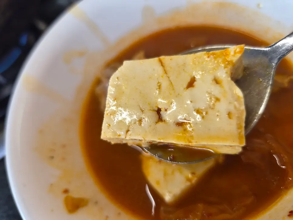 불을 줄이고 먹기 시작한 김치찌개