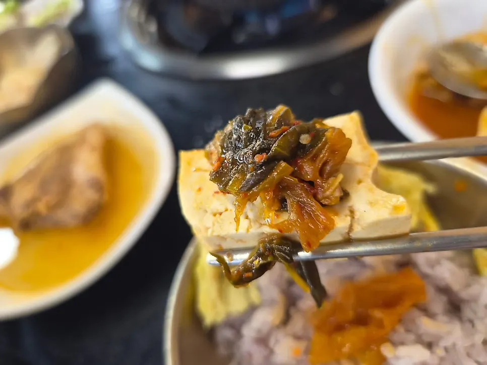 국물을 한 숟갈 떠올린 갈비김치찌개
